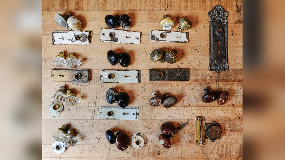 How to Clean Cabinet Hardware in Crockpot