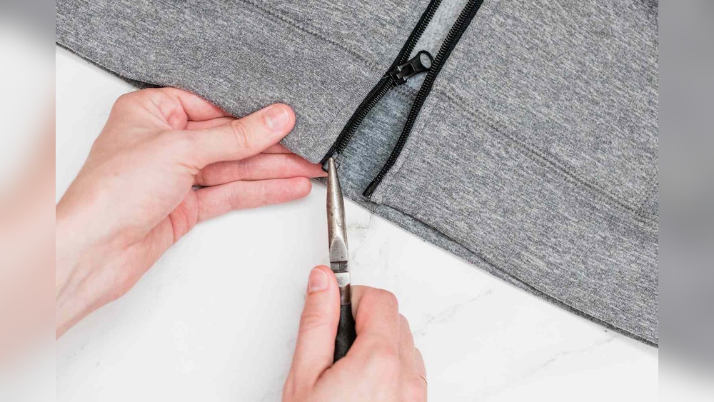 How to Repair a Zip Fastener
