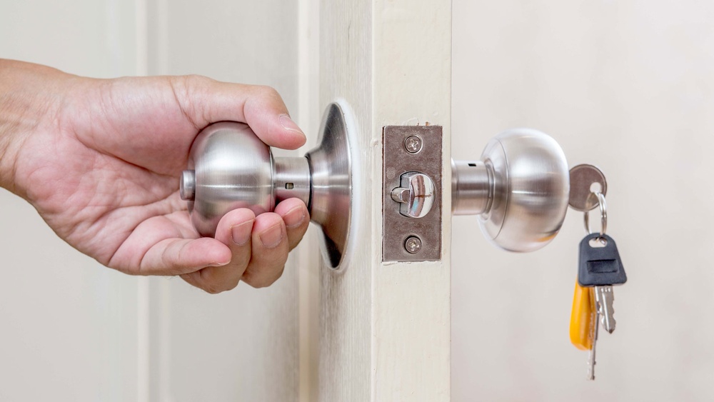 How Do Locksmiths Open Deadbolts