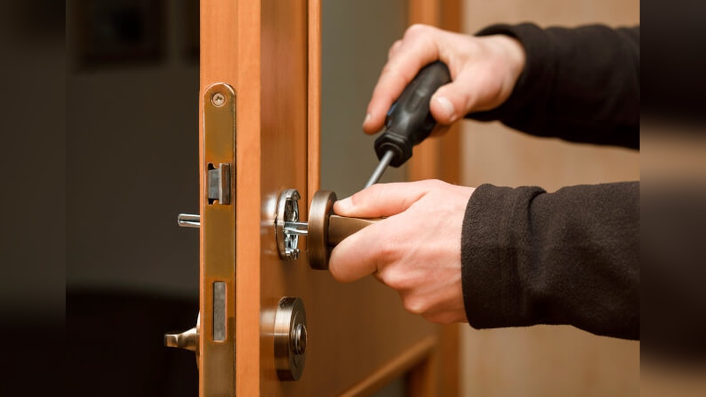 How Do U Adjust a Deadbolt Lock