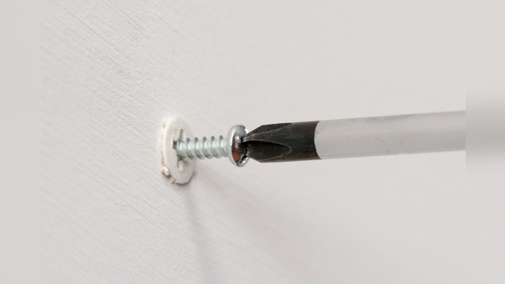 How Do You Put an Anchor Screw into the Wall