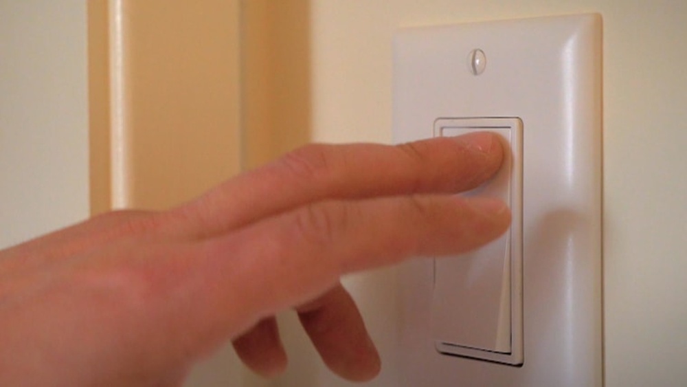 How to Clean Light Switch Plates