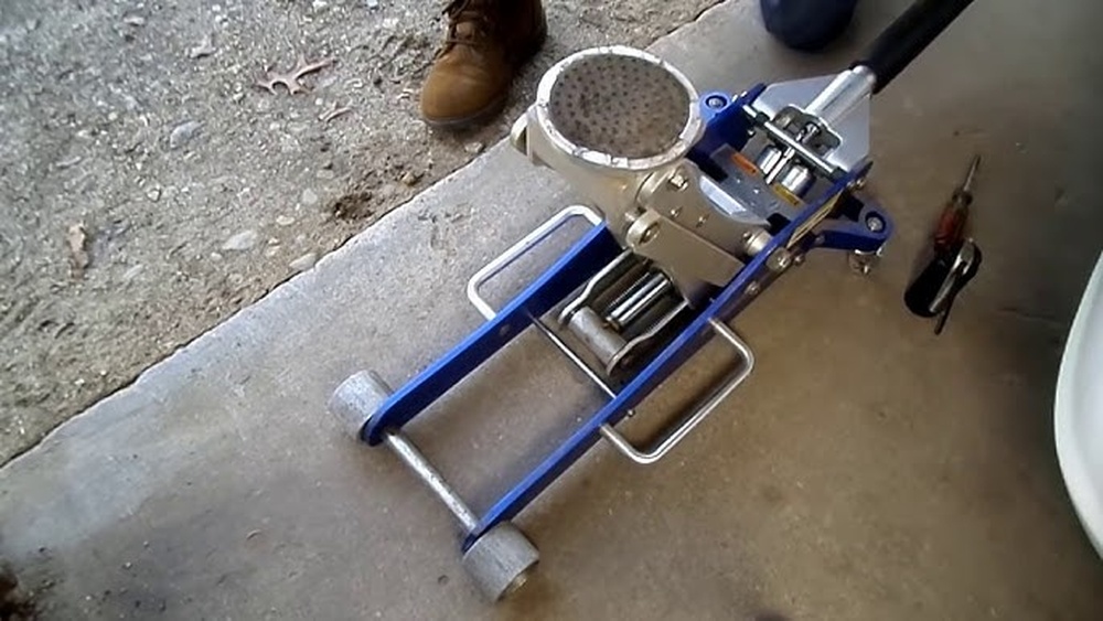 How to Fill a Harbor 3000Lb Freight Floor Jack