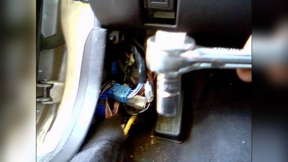 How to Fit a Brake Light Switch