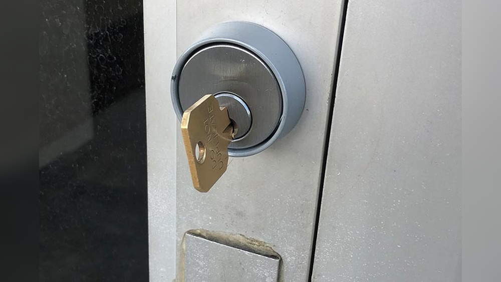 How to Fix a Deadbolt Lock That Spins