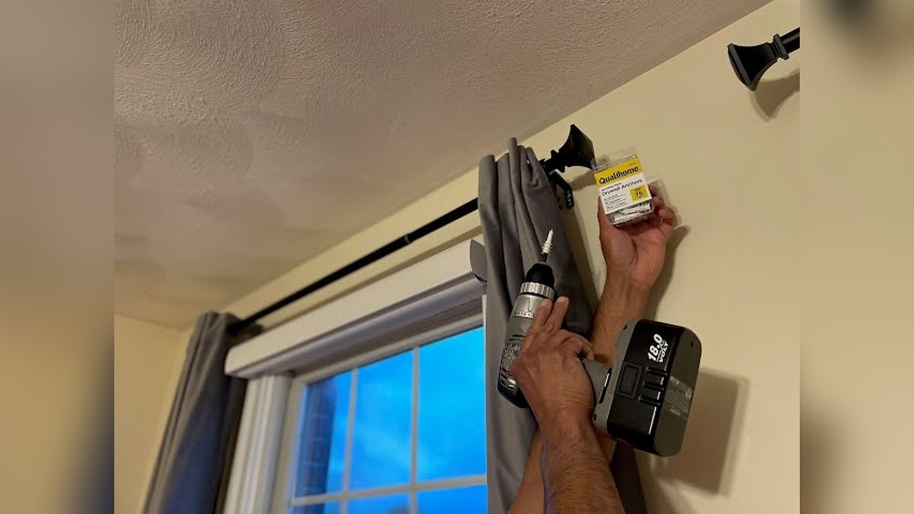 How to Hang a Curtain Rod With Plastic Wall Anchors