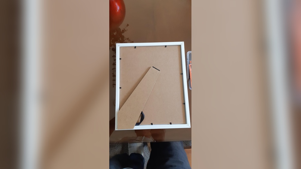 How to Hang Picture on Wall Without Hook