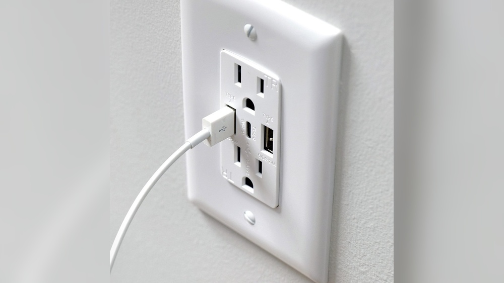 How to Hook Up a Usb Wall Outlet