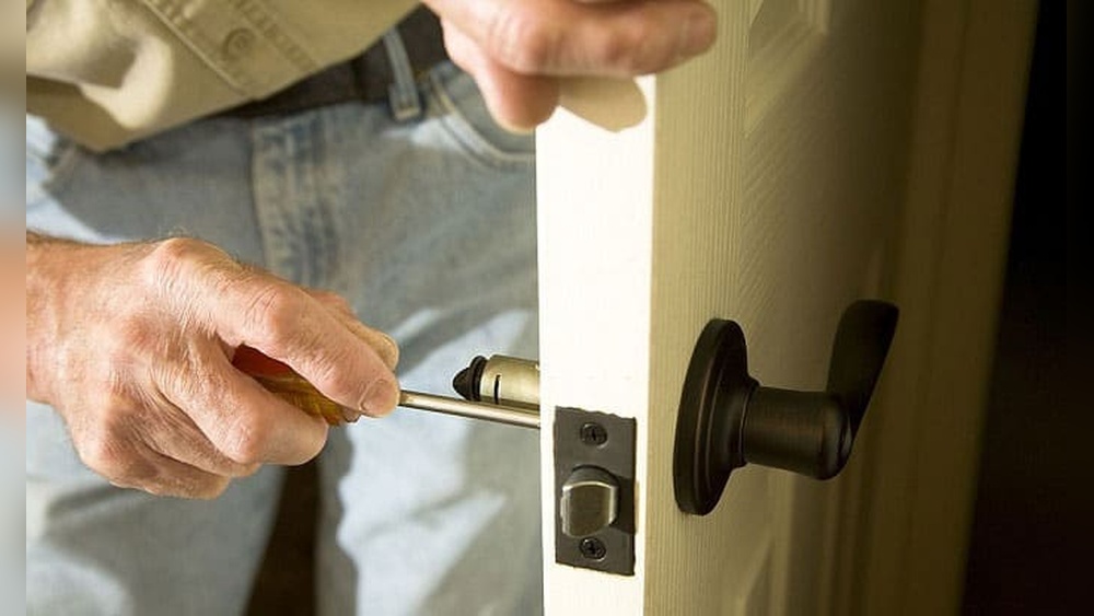 How to Open a Deadbolt With a Screwdriver