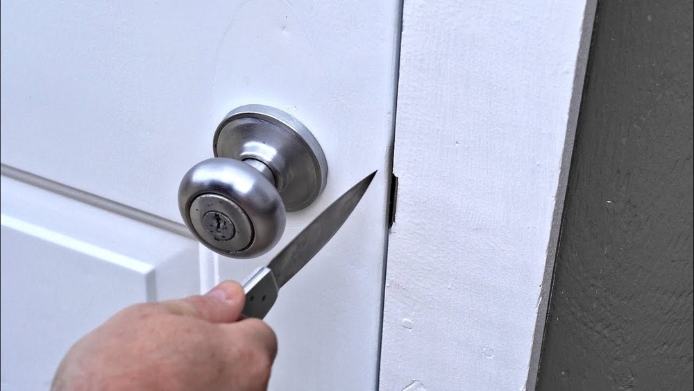 How to Pick a Deadbolt With a Knife