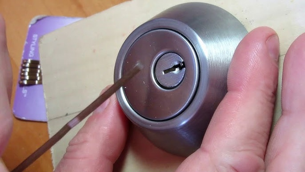 How to Pick Deadbolt Lock With Bobby Pins
