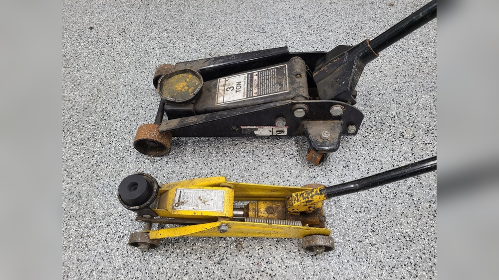 How to Put Oil in a Wilmar Hydraulic Floor Jack