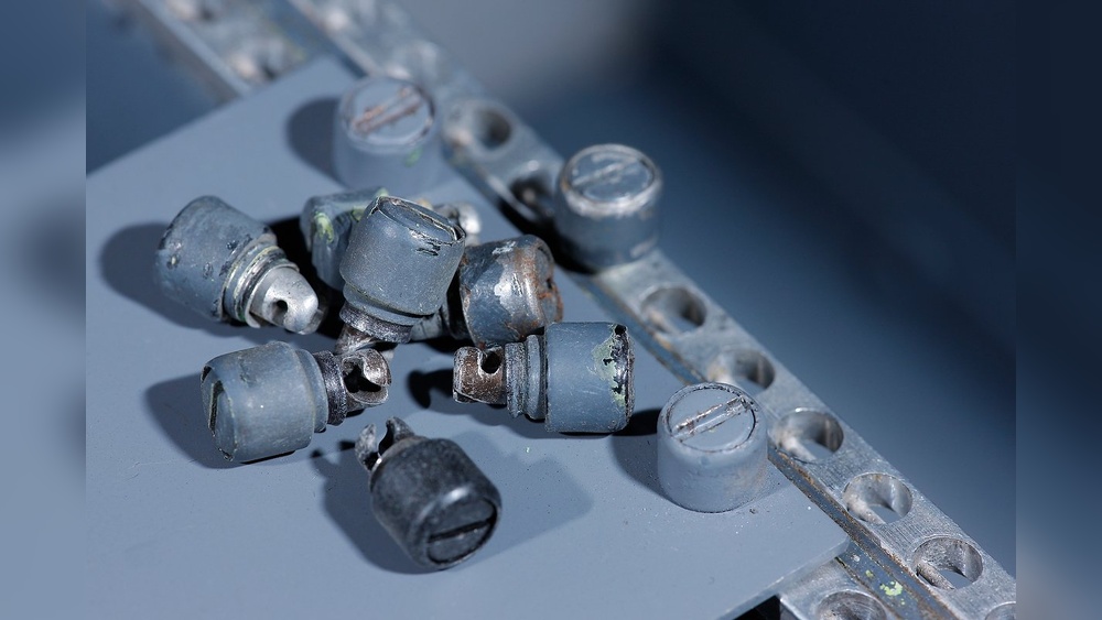 How to Remove Dzus Fasteners