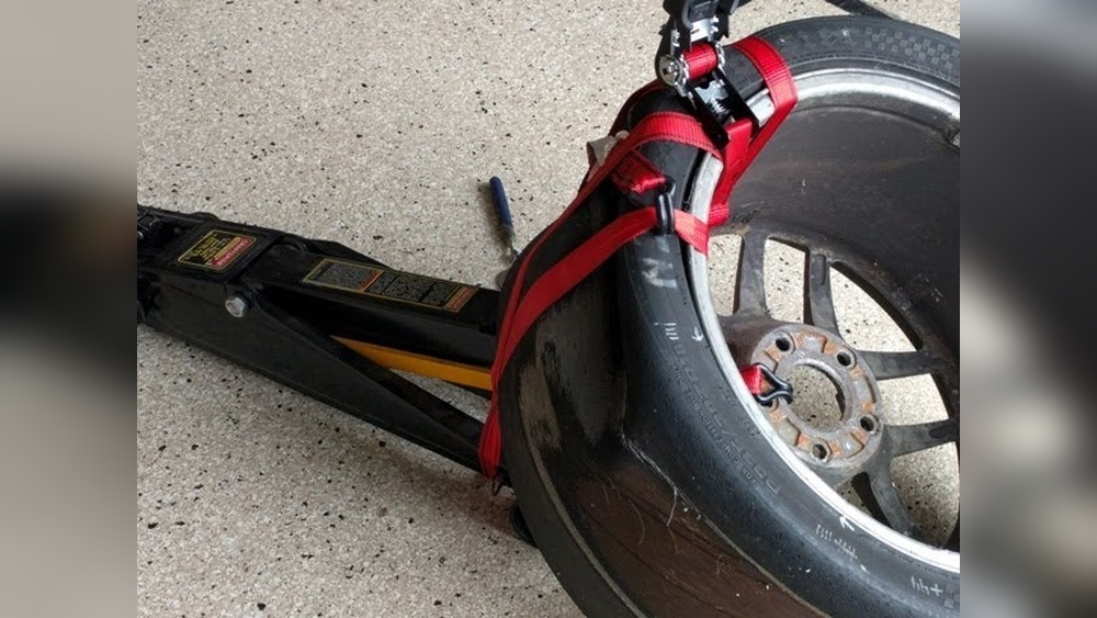 How to Take Tire off Rim With Floor Jack
