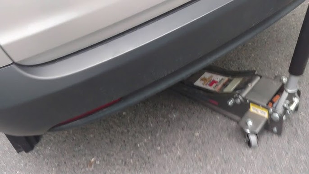 How to Use a Floor Jack on a Honda Crv