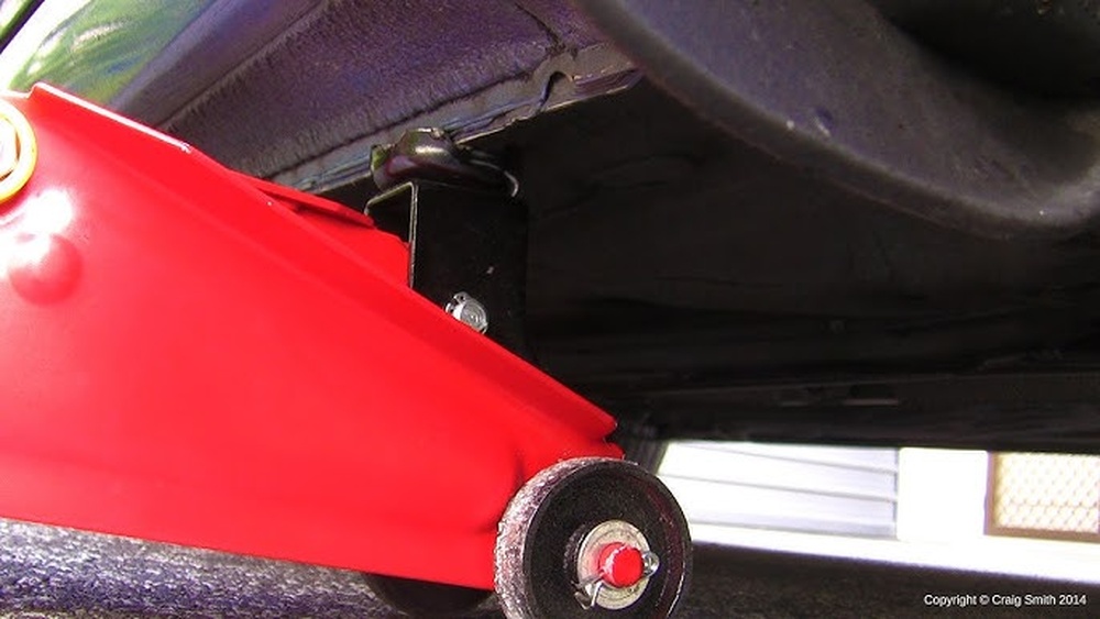 How to Use Floor Jack on 2000 Ford Focus