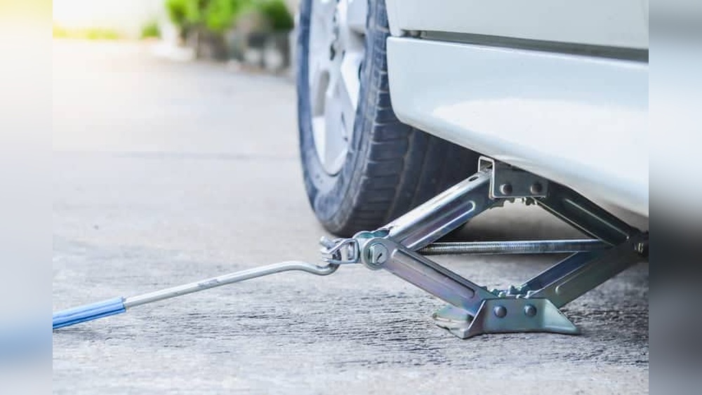 How to Use Floor Jack on Side of Road