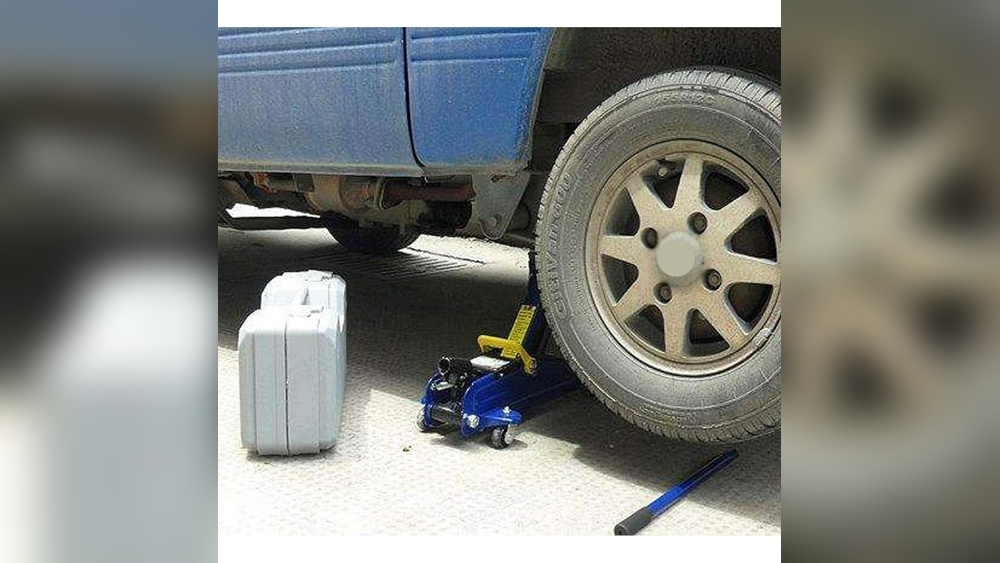 How to Use Floor Jack on Van