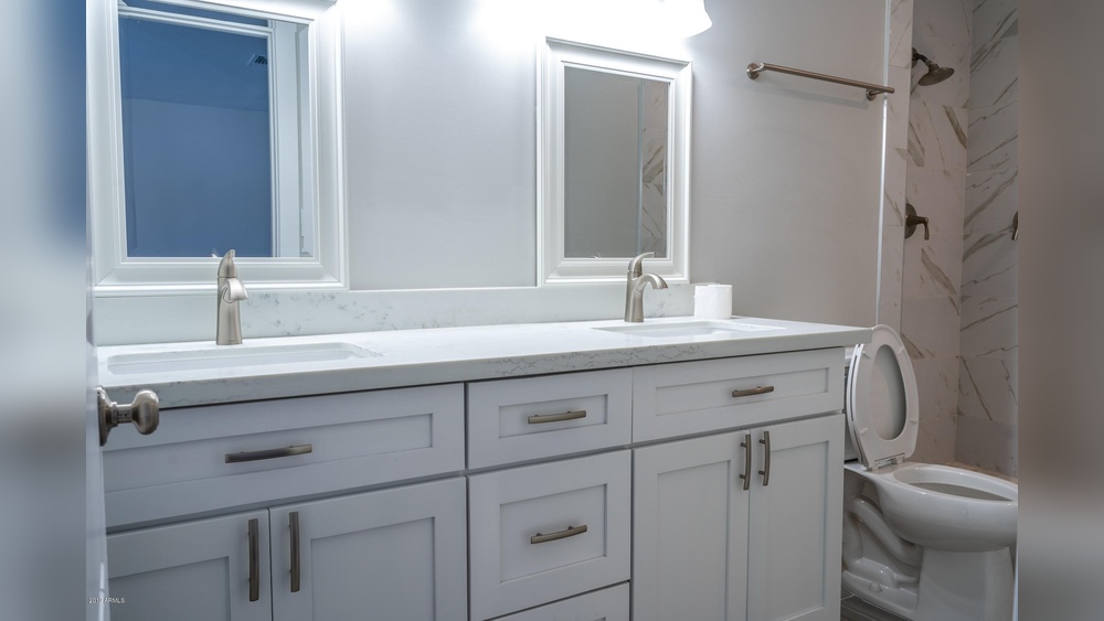 Should Bathroom Cabinets Have Hardware