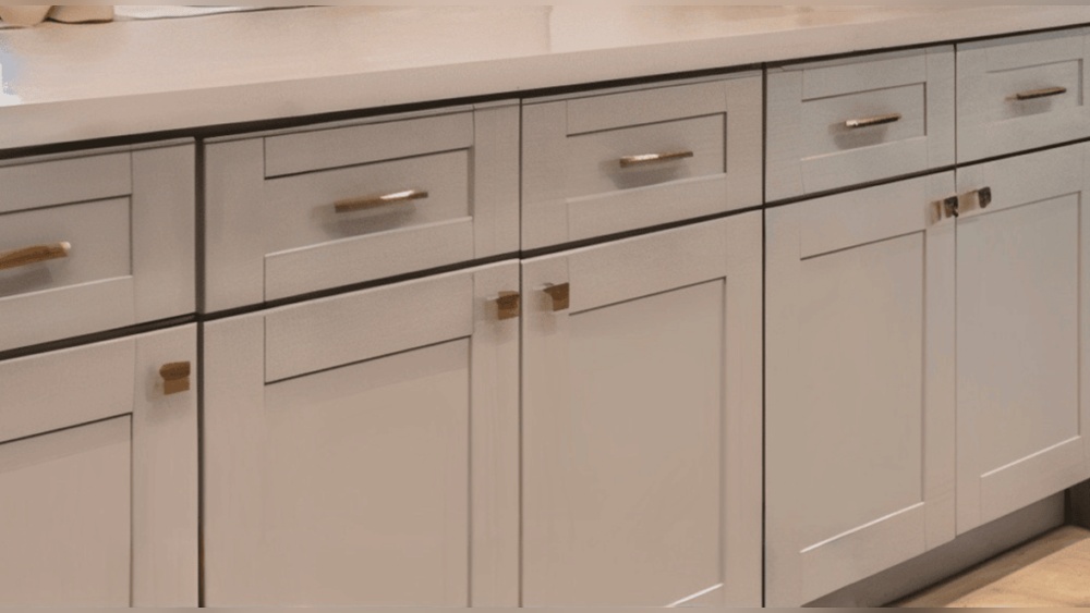Should I Put Hardware on My Kitchen Cabinets
