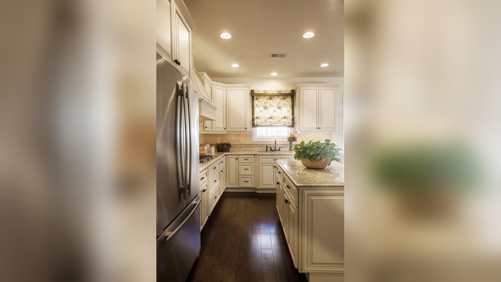 What Color Hardware With Antique White Cabinets With Glaze