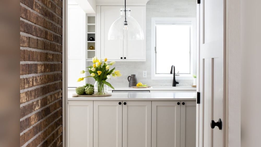 What Do Designers Used on Traditional White Kitchen Cabinets Hardware